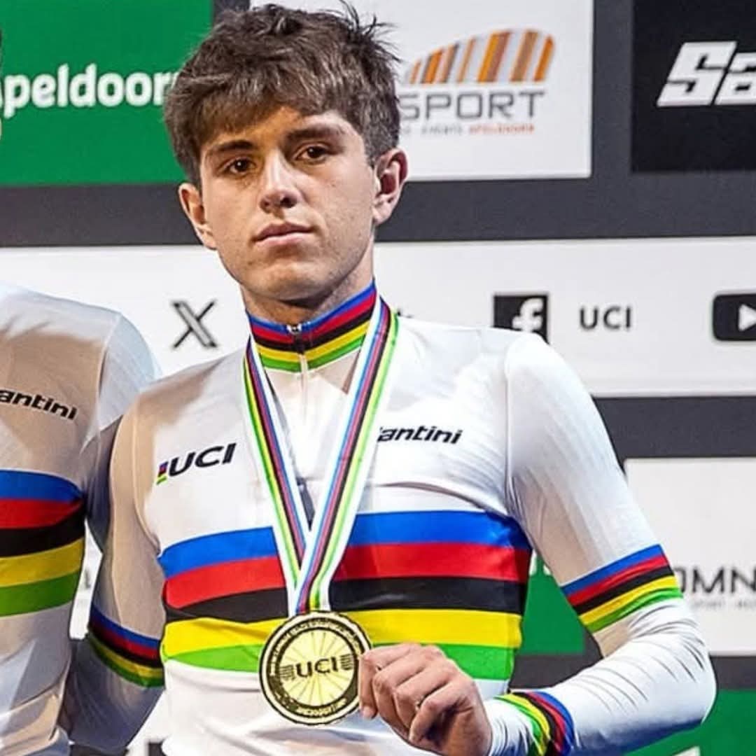 Riccardo Colombo, studente dell'IIS Mendel, con la medaglia d'oro al collo